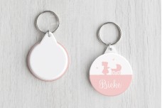 Meisje met kinderwagen